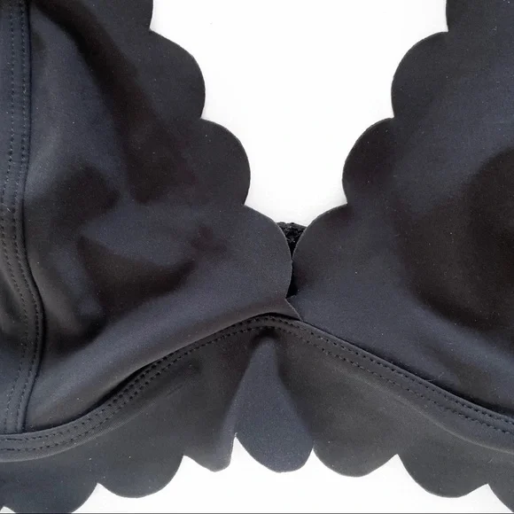 OUT FROM UNDER x URBAN OUTFITTERS Ayden Scallop Triangle Bra - Picture 3 of 6